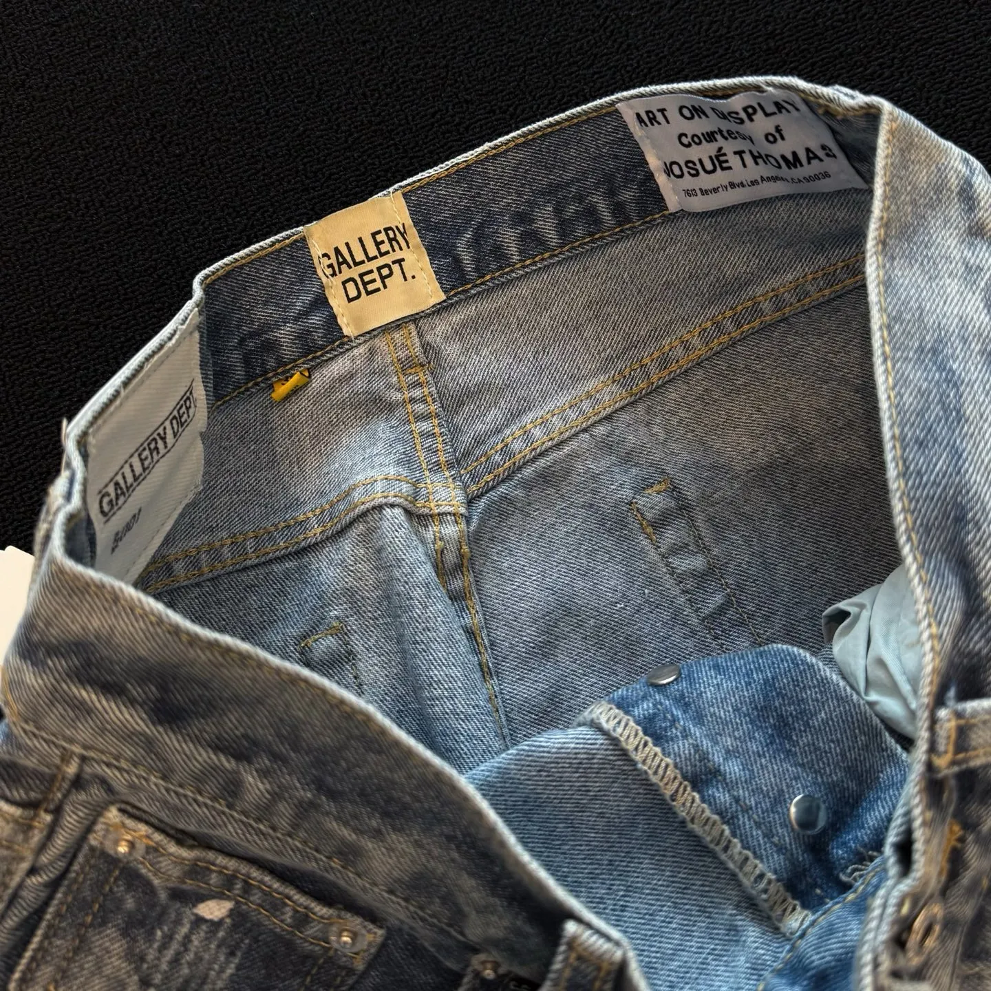P260 model number: D356 GALLERY DEPT & Chrome hearts washed blue spliced cross jeans, three-dimensional version, loose and comfortable, not picky about body shape, factory-made, original factory quality control, same style for men and women, can be matched with couples, versatile recommendation, must-have denim for all seasons, made of heavy-duty washed pure cotton denim fabric, after washing, it is soft and thick, very stylish when worn on the body Size: 28, 30, 32, 34, 36 (S-XXL) Color: Splicing Size reference # 28 trouser length 100 waist 72 30 trouser length 102 waist 76 32 trouser length 104 waist 80 34 trouser length 106 waist 84 36 trouser length 108 waist 88